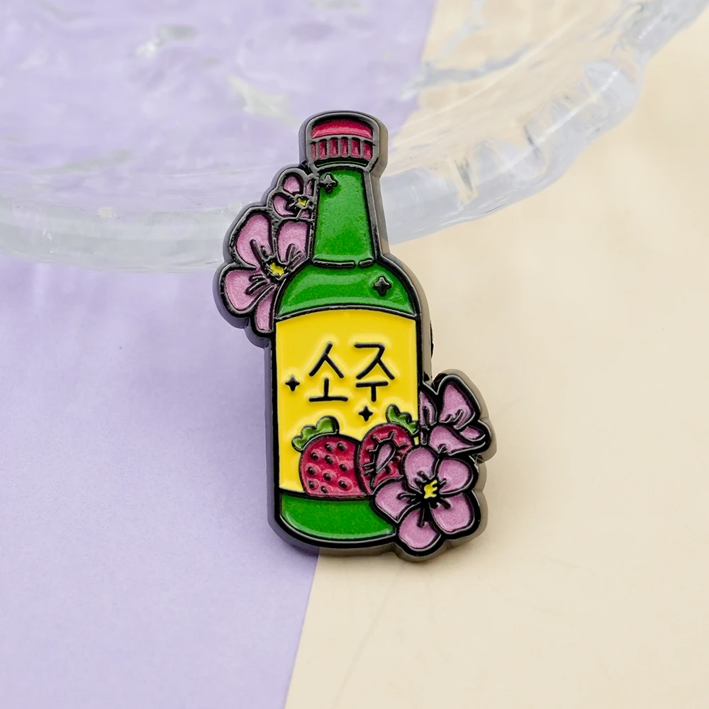 Insignia de flor de cerezo, fresa, Soju, sabor coreano Sakura, bebida con Alcohol, Pin esmaltado, joyería decorativa divertida novedosa