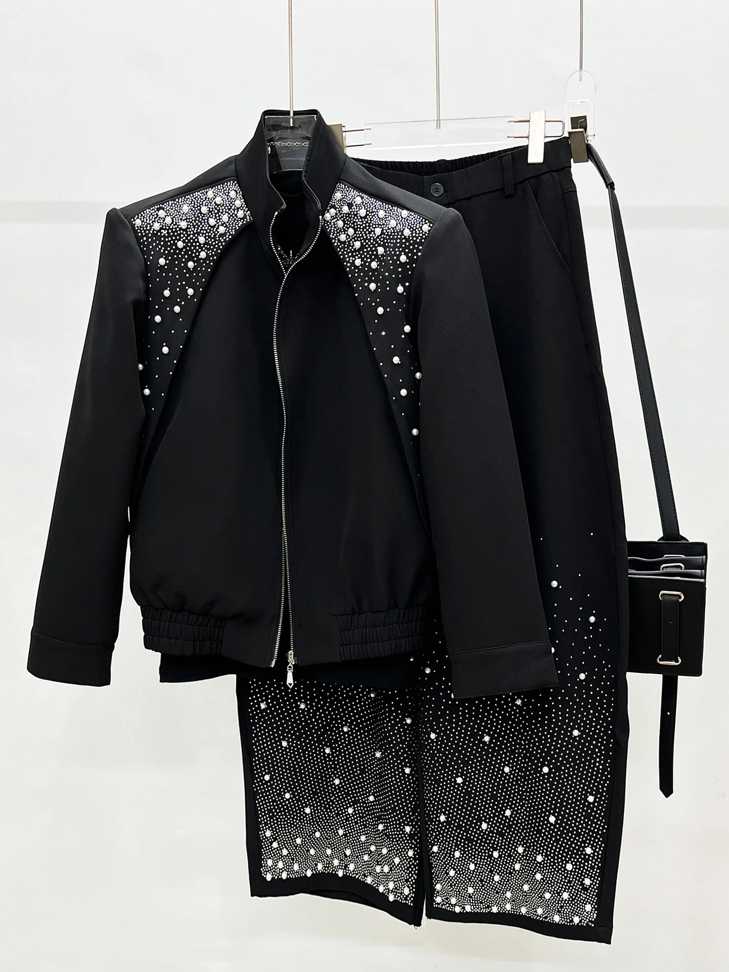 

Мужской модный осенний комплект из двух предметов: брюки и куртка с декоративными элементами, создающие ощущение роскоши, молодежный стиль