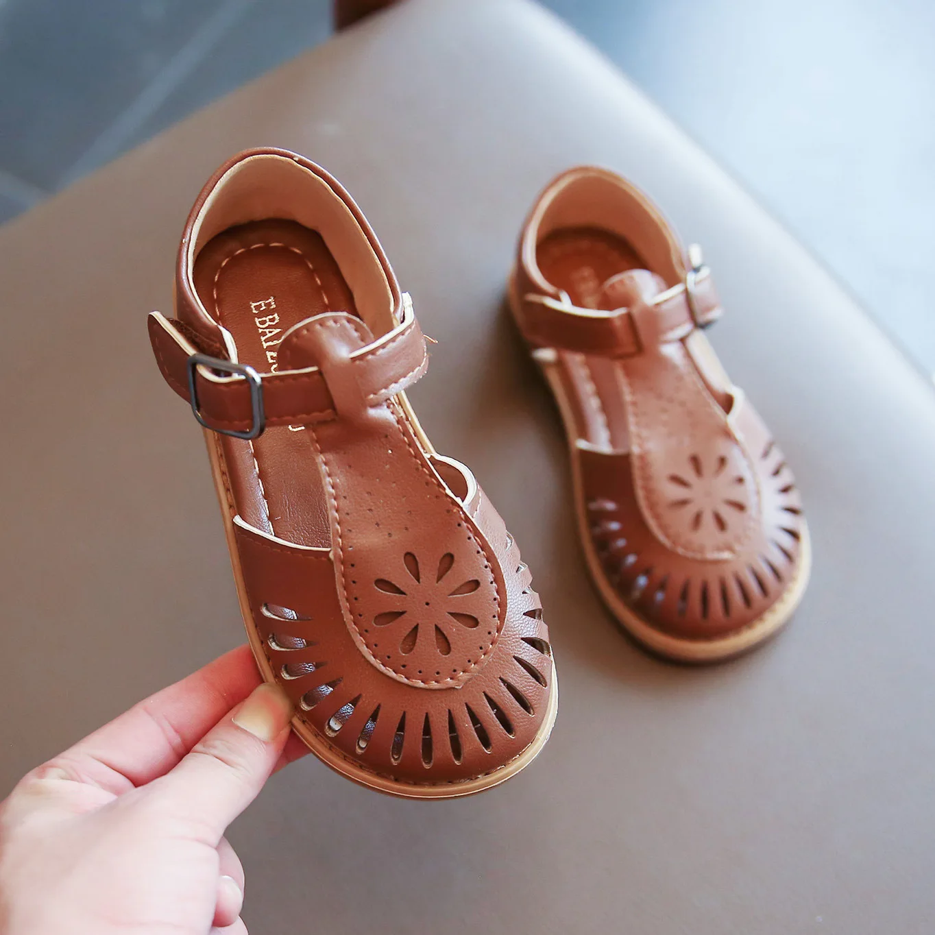 Girls Sandals 2023 New Children\'s Hollow Soft Sole Shoes Carved  Fashion Princess Shoes Beach Shoes Hot Cut-outs Princess