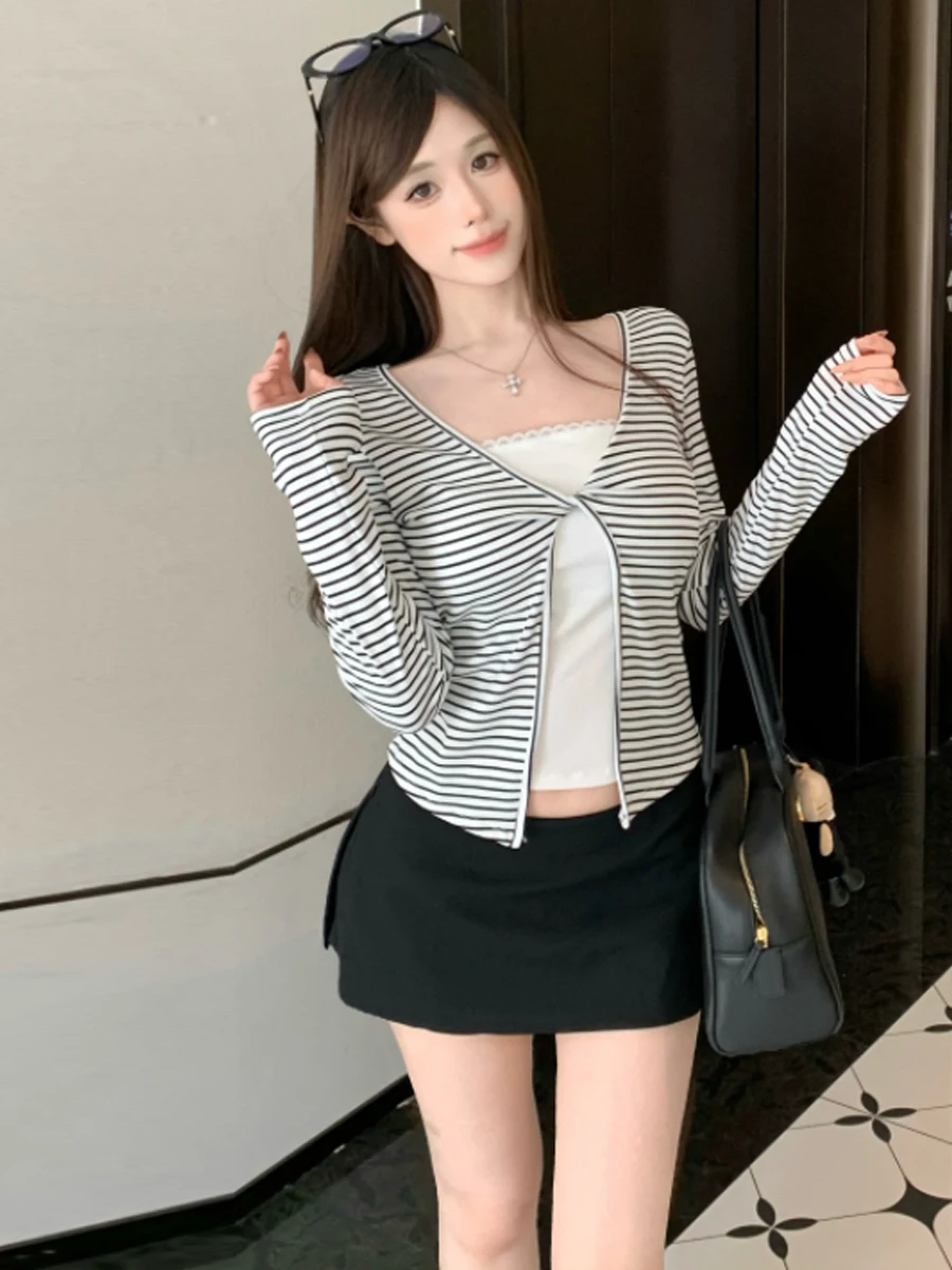 Slim Fit Short Sleeveless T-Shirt with Lace Design And Chest Pad Black Stripe Pattern Korean Style Sexy Girl Long Sleeve Top