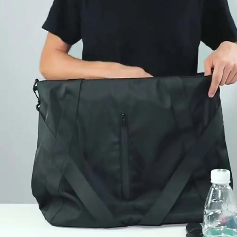 حقيبة يد رجالية سوداء من قماش أكسفورد ذات سعة كبيرة وحقيبة سفر خارجية ناعمة وحزام قابل للتعديل ومتعددة الوظائف