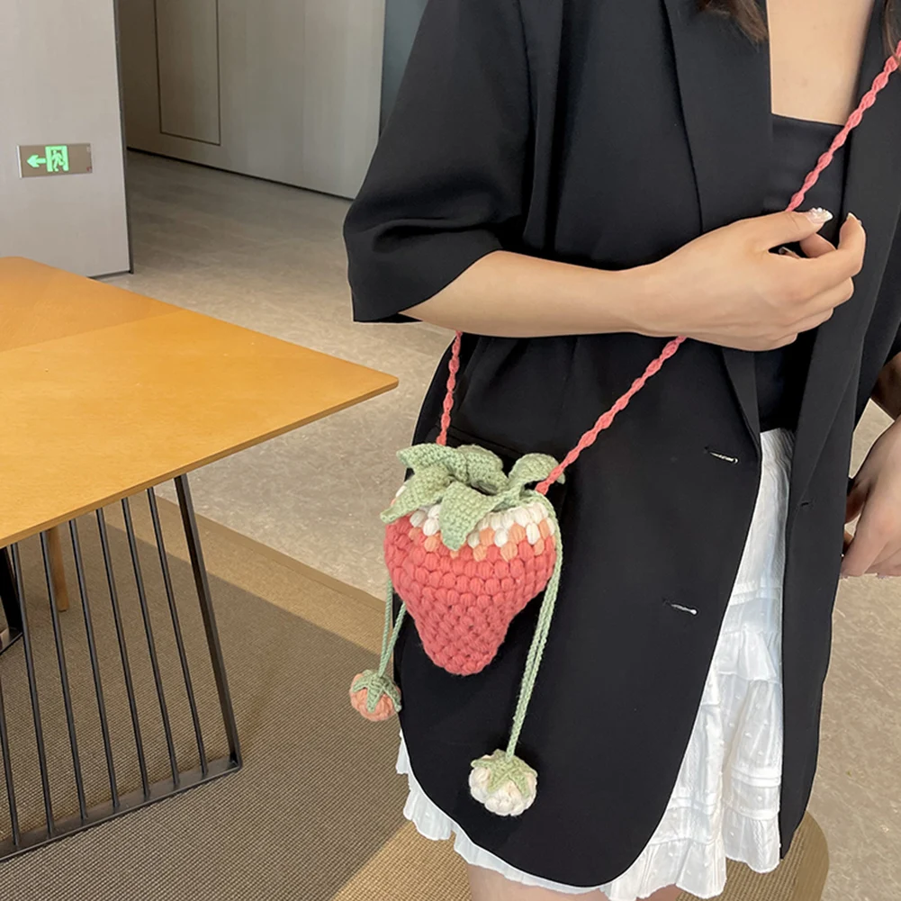 Ręcznie robiona truskawkowa torebka z dzianiny Crossbody uniwersalna truskawkowa Kawaii torebka na ramię szydełkowa wełniana torba typu Sling mała