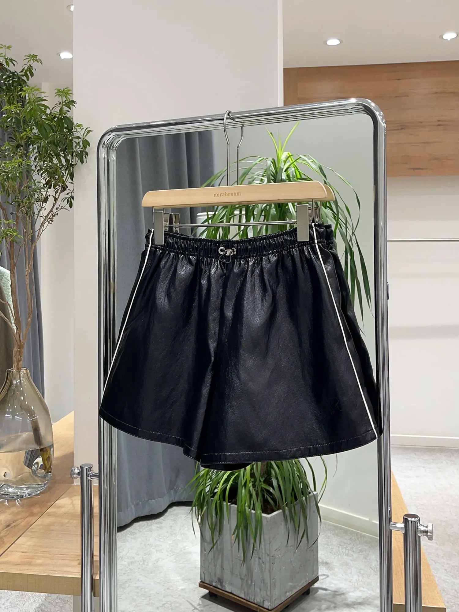 

Nok Xiaola Authentic Fall 2025 Korean Sle Slimming Patchwork Color Leather orts Straight Leg High Waist Commute Sle