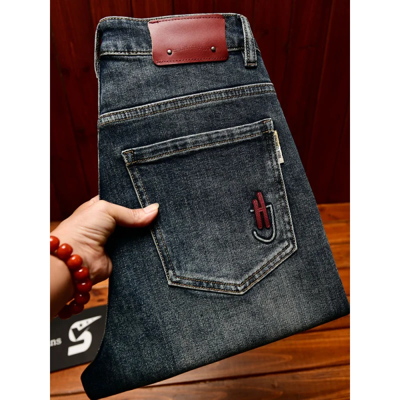 Pantalones vaqueros de otoño a la moda de alta gama para hombre, novedad de 2025, pantalones vaqueros elásticos ajustados, pantalones de lujo ligeros bordados de marca a la moda