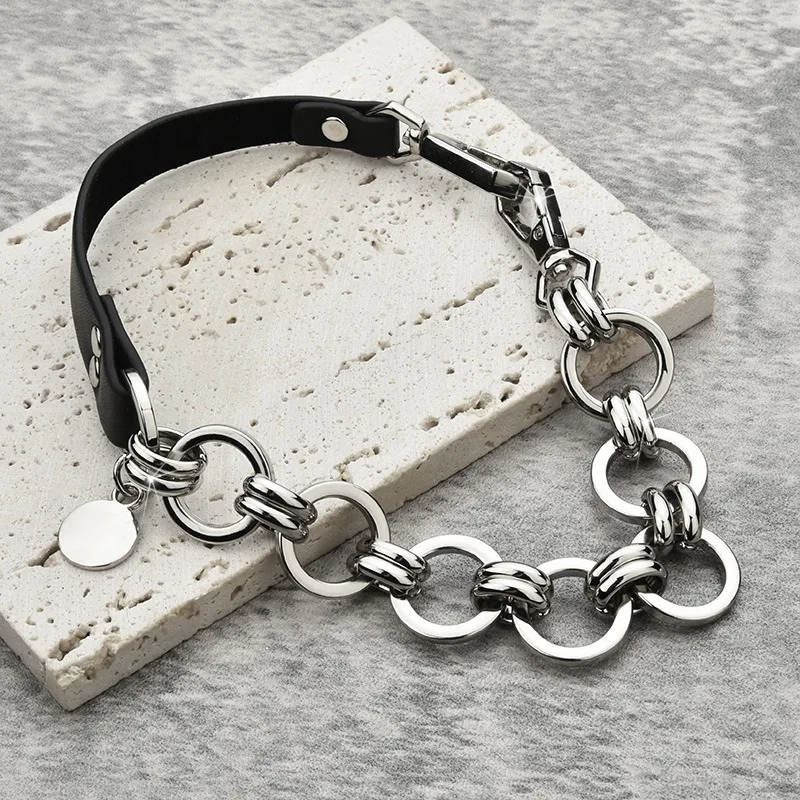 ياقة ياقة جلدية عصرية وعصرية، ياقة من الجلد باللون الأسود على عظمة الترقوة