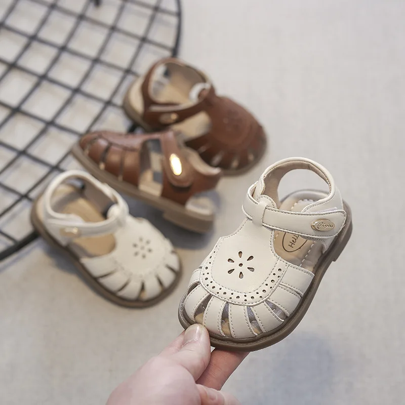 Meisjes Sandalen 2024 Herfst Nieuwe Casual Kinder Geborduurde Prinses Schoenen Holle Zachte Onderkant Kleine Kinderen Baotou Strandschoenen