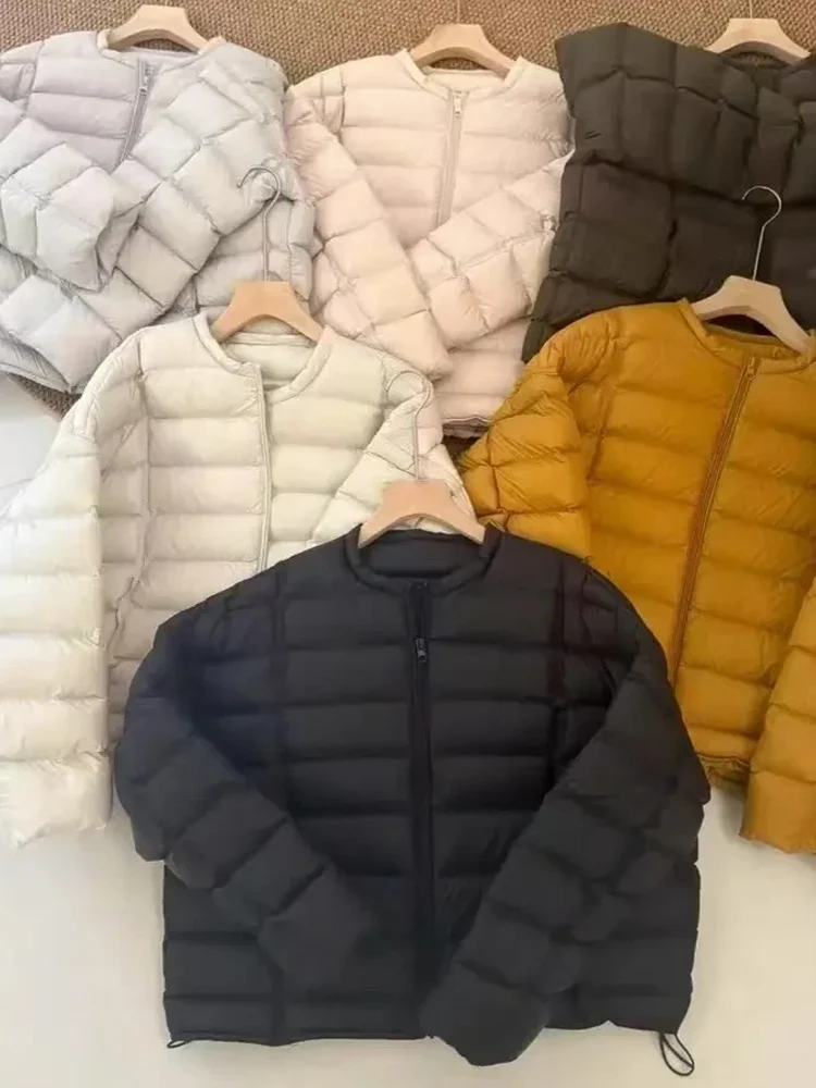 

Легкая стеганая хлопковая куртка для женщин, новая зимняя модель, короткое стеганое пуховое пальто с круглым вырезом, тонкая хлопковая одежда для невысоких женщин.