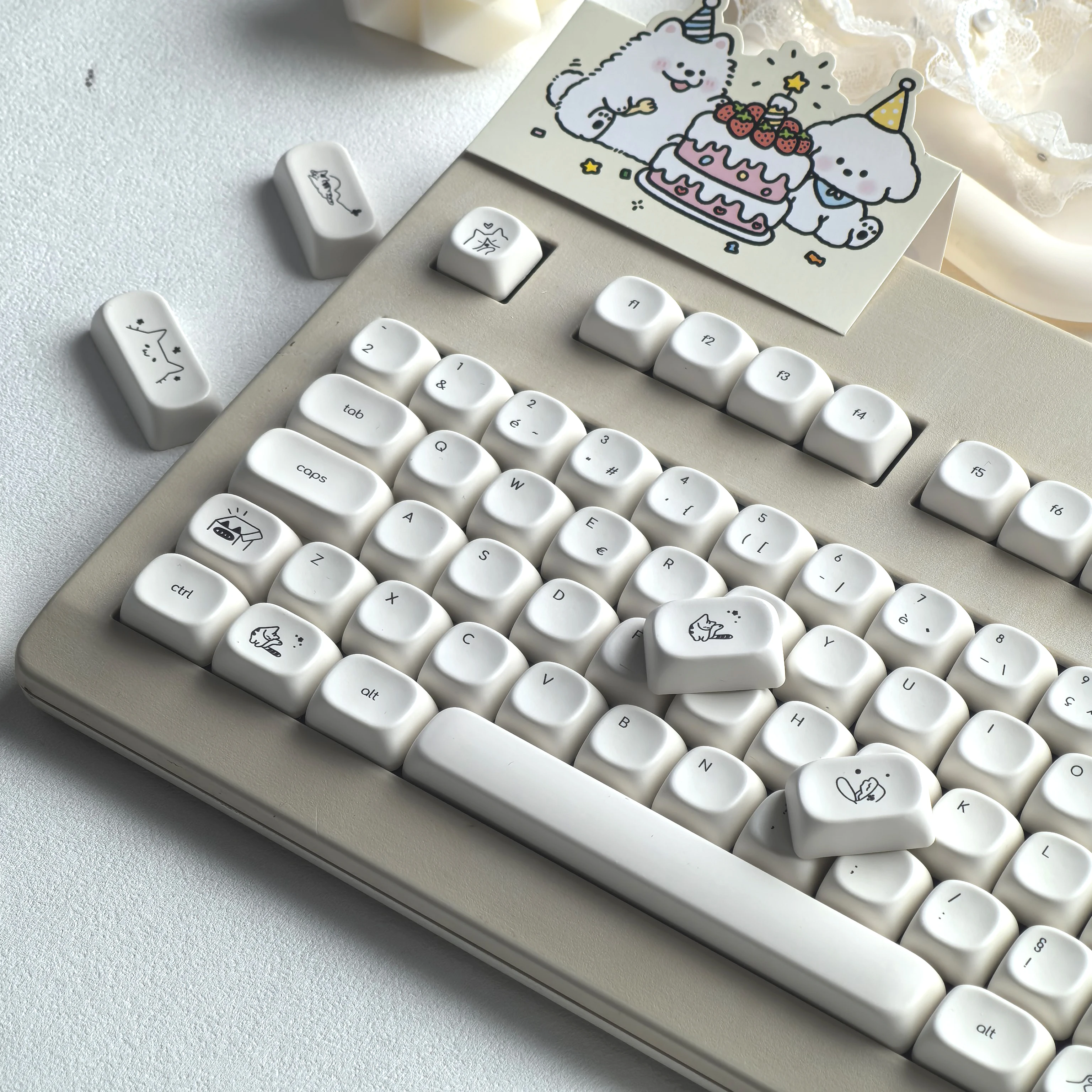 MAIMOOO Azerty Layout Keycaps Cute White Cat Minimalist Customized Ajazz Keyboard French Russian Keycaps Moa Pbt Material