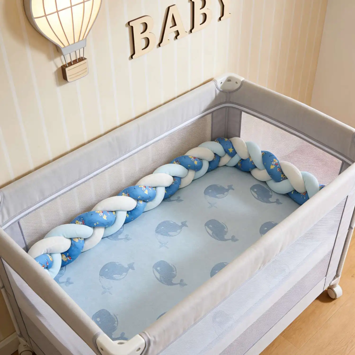 paracolpi-per-lettino-a-3-lati-con-cuscino-intrecciato-a-nodo-protezione-per-neonati-e-bambini-4m-design-cartone-animato