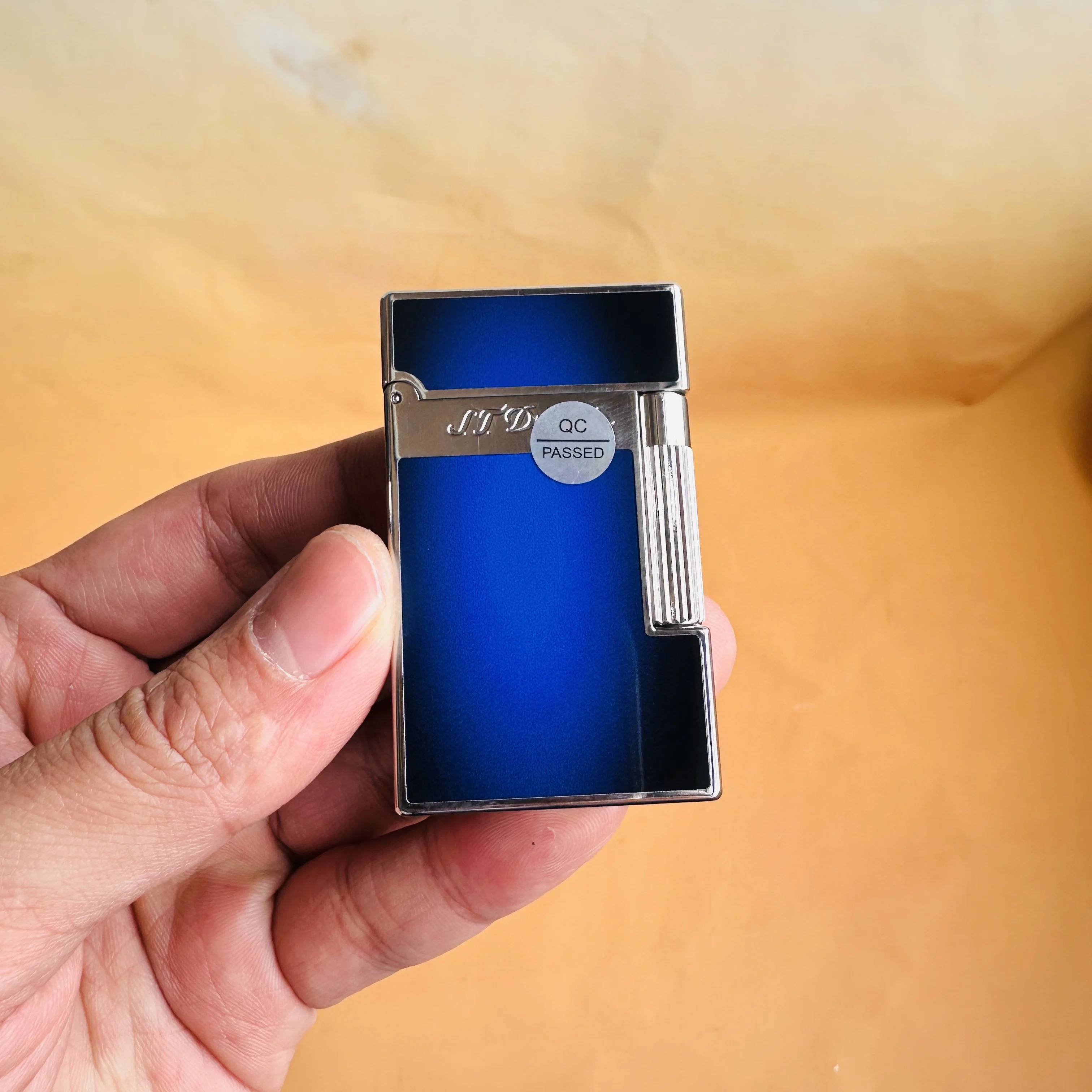Dupont lighter  Een luxe merk-aansteker, een klassiek design, perfect als cadeau voor mannen, en inclusief een set op maat gemaakte accessoires. Dupont  Logo