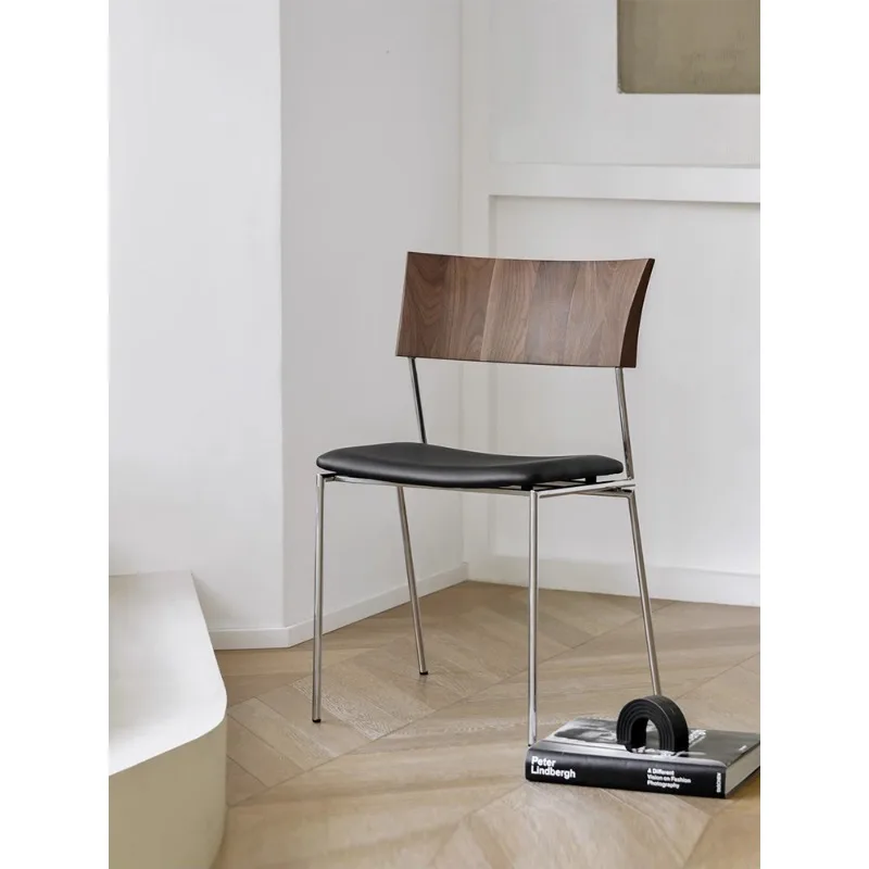 เก้าอี้ทานอาหารหนังสไตล์มินิมอลอิตาลี โครงไม้วอลนัทแท้ ขาเหล็กสแตนเลส