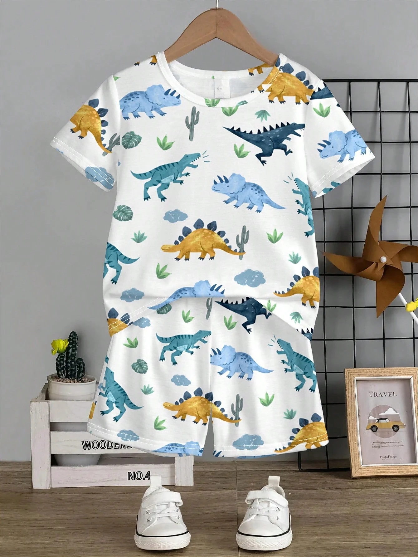 Stylish Little Boy Casual Minimalist Dinosaur Print Short Sleeve T-shirt and Shorts Two-piece Set for Summer