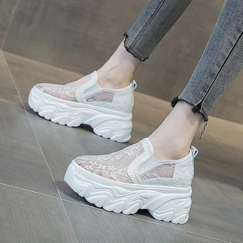 

Новинка 2023 года, 9 см, дышащие женские босоножки на танкетке с воздушной сеткой и кружевом на платформе, на скрытом каблуке, массивные кроссовки, летняя модная обувь