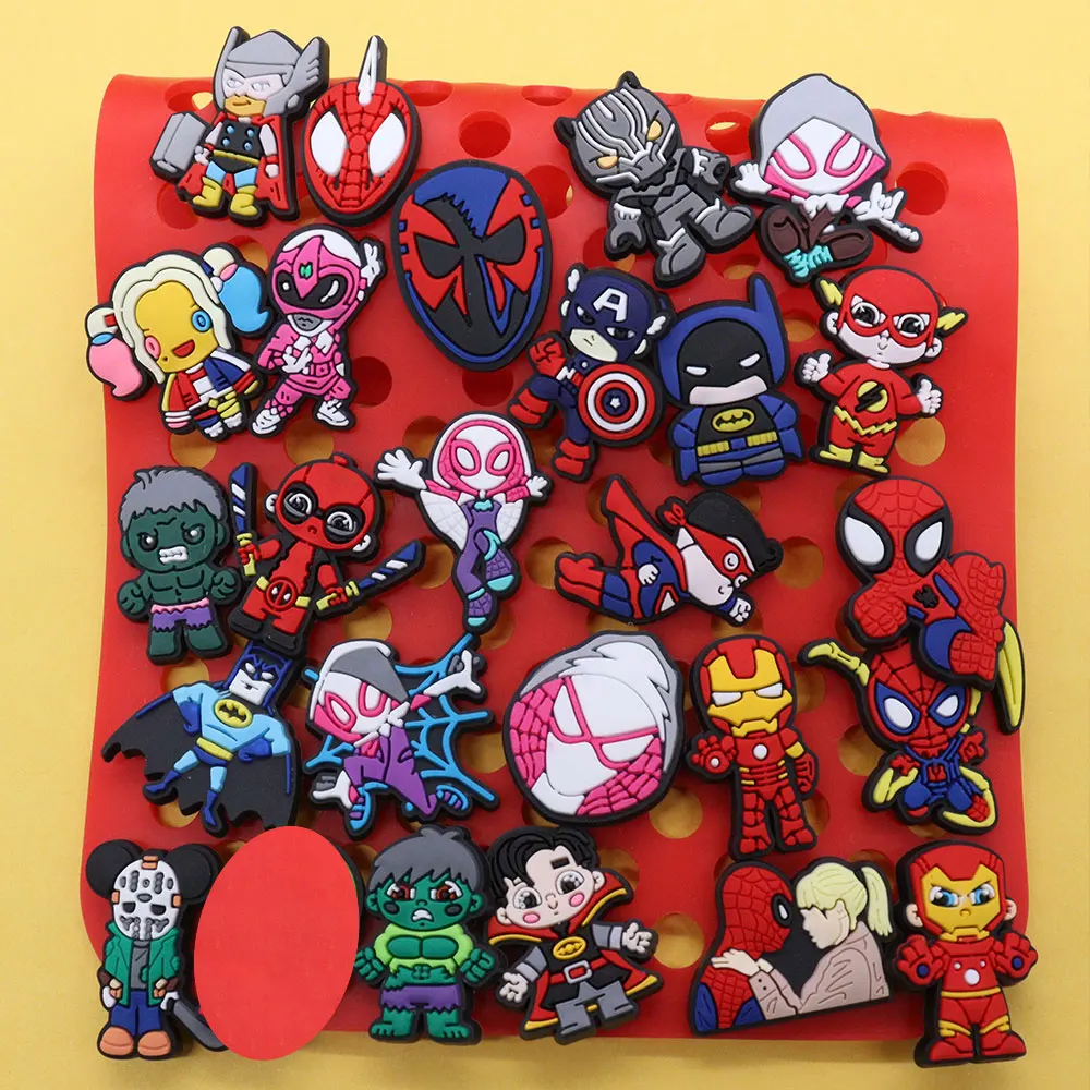 Gorąca wyprzedaż 1-25 szt. PVC zawieszek do butów Spiderman Spider Gwen Iron Man akcesoria z PVC kapcie ozdoby na prezent urodzinowy dla dzieci