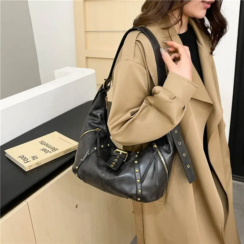 

Модный крутой мотоциклетный стиль, мягкая кожа на одно плечо, новая высококачественная ретро-модная универсальная сумка подмышками для девочек, сумки для девочек