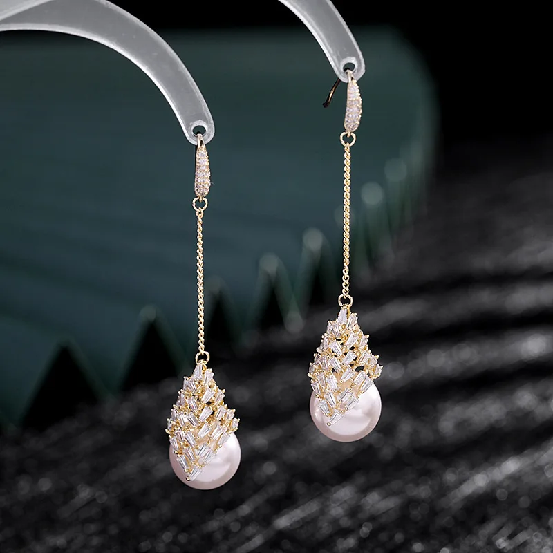 

Premium And Elegant Earrings With A Round Face That Appears Slim And Indifferent. Long And Simple Zirconia Earrings With Geometr