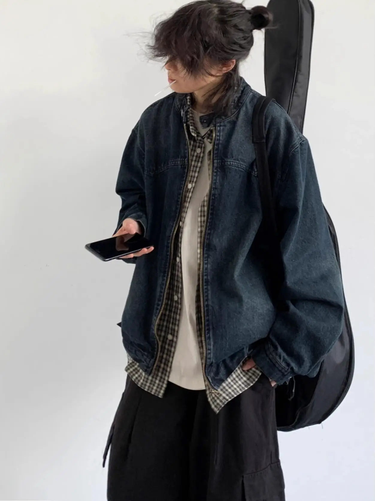 

Мужская джинсовая куртка в японском ретро-стиле, свободного кроя, с длинными рукавами, осенняя, из дышащей смесовой ткани (хлопок/полиэстер), с эффектом потертости