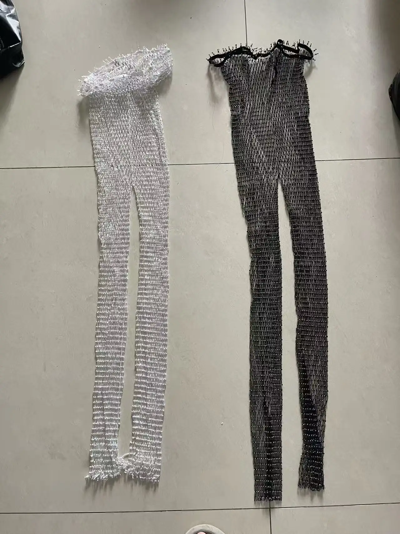 Damen-Mesh-Hose mit weitem Bein, Strass-Verzierung, hohe Taille, schmale Passform, transparente Hose, zum Überziehen über Jeans für Halloween-Party, Weihnachten, Nachtclub – Detail 1