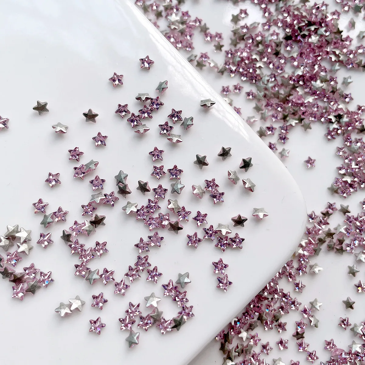 ‌ 30 SZT. Premium Cyrkonie 5A w Kształcie Gwiazd, Żywe Błyszczące Płaskie Diamenty do Eleganckich Dekoracji Paznokci, Mini Cyrkonie do Nail Artu