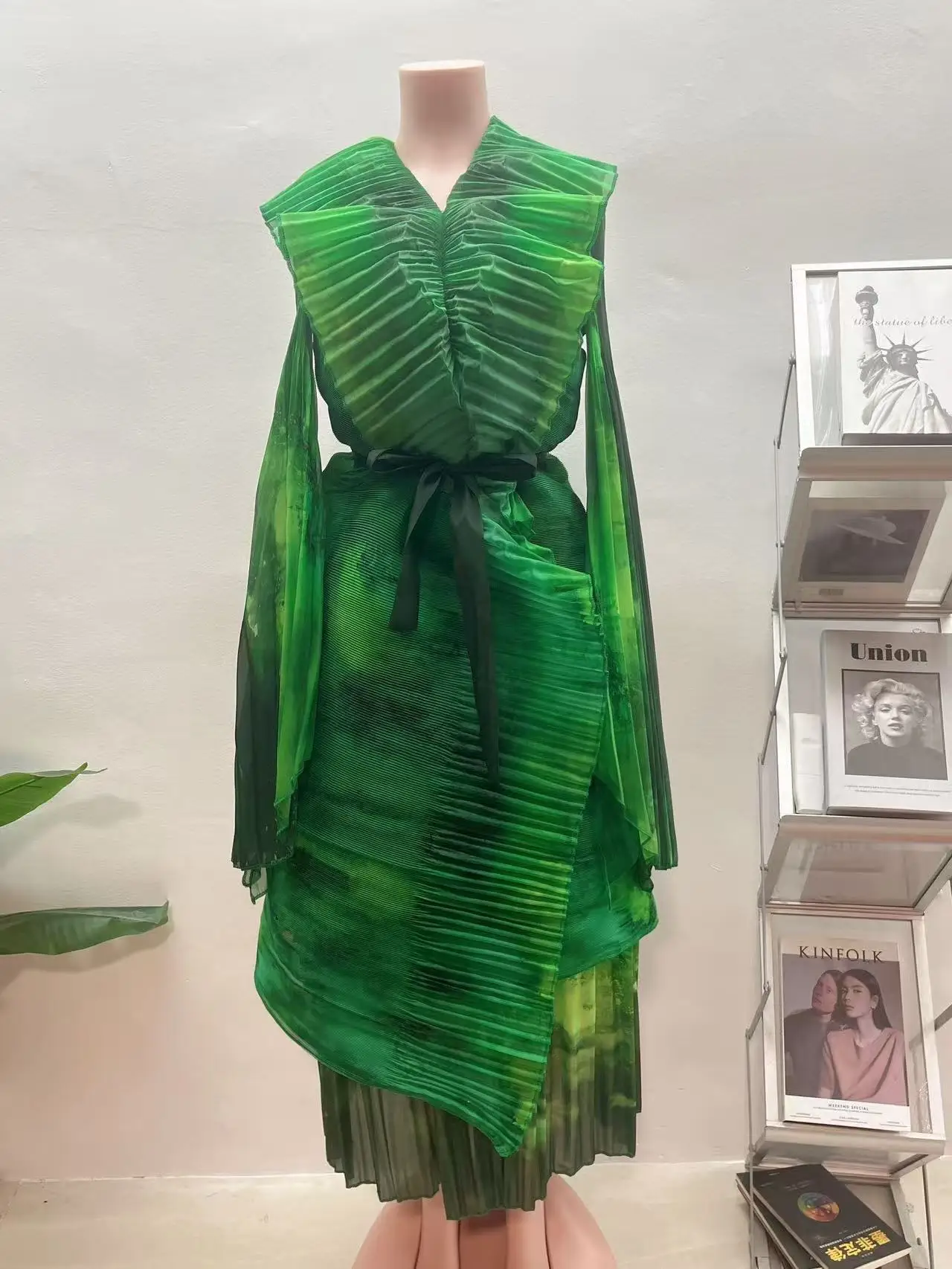 

2025 модный свободный женский комплект из двух предметов Miyake плиссированный топ с принтом плиссированный повседневный комплект платьев