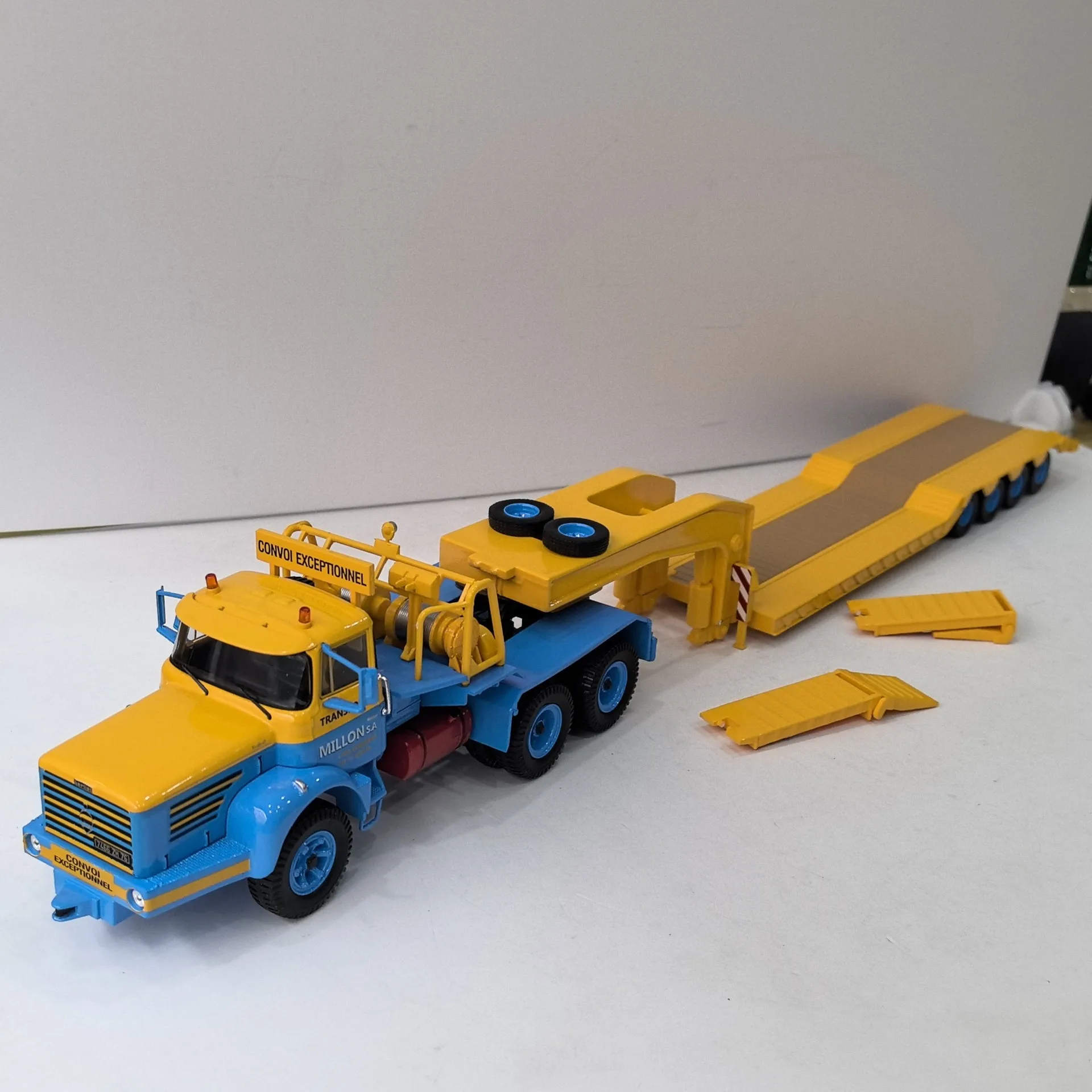 

Diecast IXO 1/43 Scale BERLIET TB 015 M3 6X4 1960 French Berliet Trailer Truck Alloy Car Model Collectible Toy Gift Souvenir
