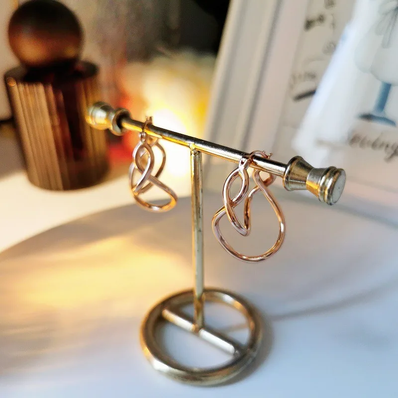

S925 fashionable and simple wind whole body Tremella buckle earrings personalized irregular curve twisted line weaving