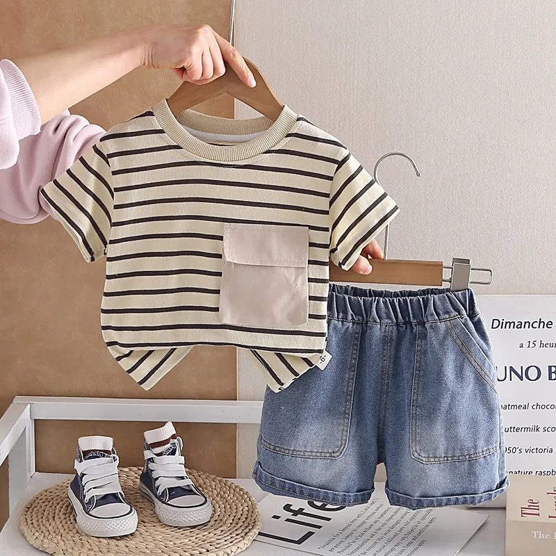 

Комплект для мальчиков из 2 предметов: футболка в полоску с карманом и джинсовые шорты, размеры 1-5 лет, летний повседневный уличный стиль, хит продаж 2026