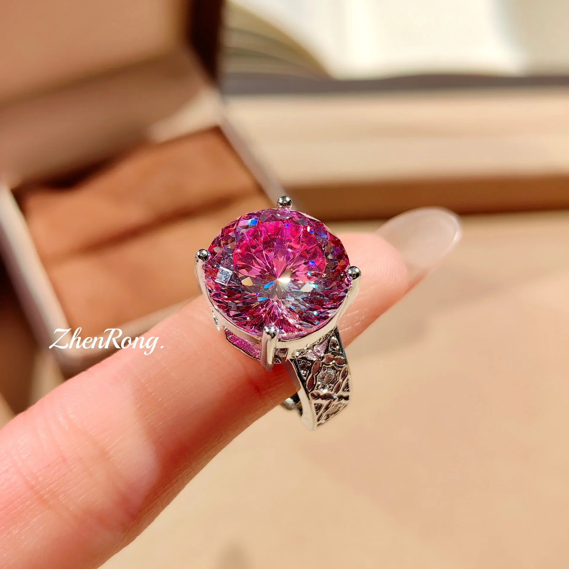 Modischer Schmuck: Wunderschöner Zirkonia-Anhänger mit Paraiaba-Schliff, Ohrringe mit Rosenschliff-Diamanten, königsblauer Ring – Damen-Hochzeits – Detail 9