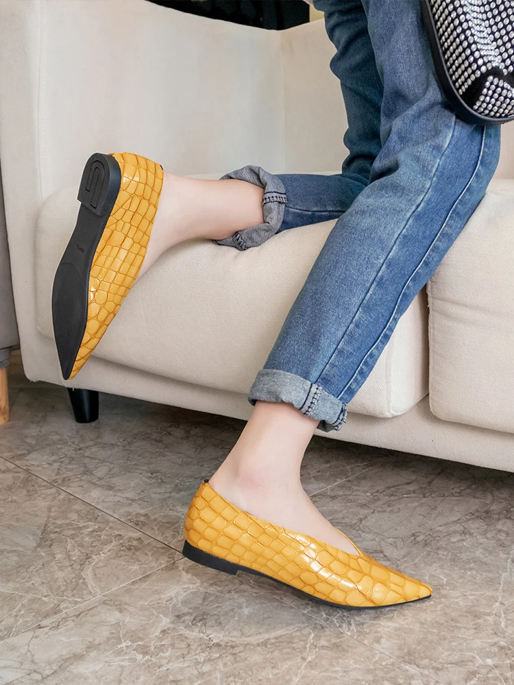 Van Women's Shoes 2026 New Flat Bottom Pointed Toe Slip-On Driving Shoes Genuine Leather Easy to Wear Soft Surface Rubber Sole