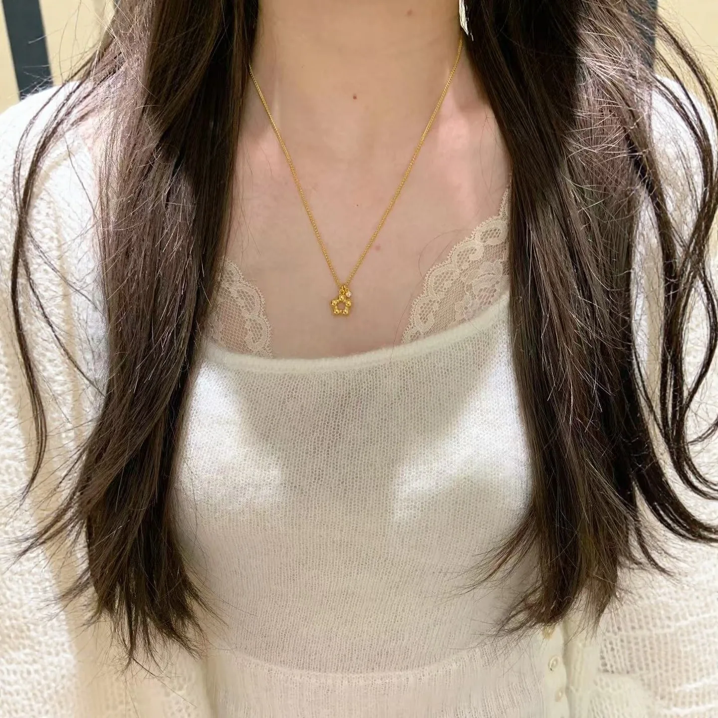 9999 gold hollowed-out small flower necklace - new autumn-winter style, inspired by Instagram design. Gift for your girlfriend.