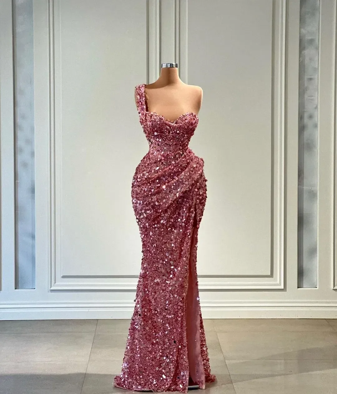 Elegante Roze Pailletten Zeemeermin Prom Jurken Een Schouderband Hoge Split Floor Lengte Ruches Avondfeestjurken Op Maat Gemaakt