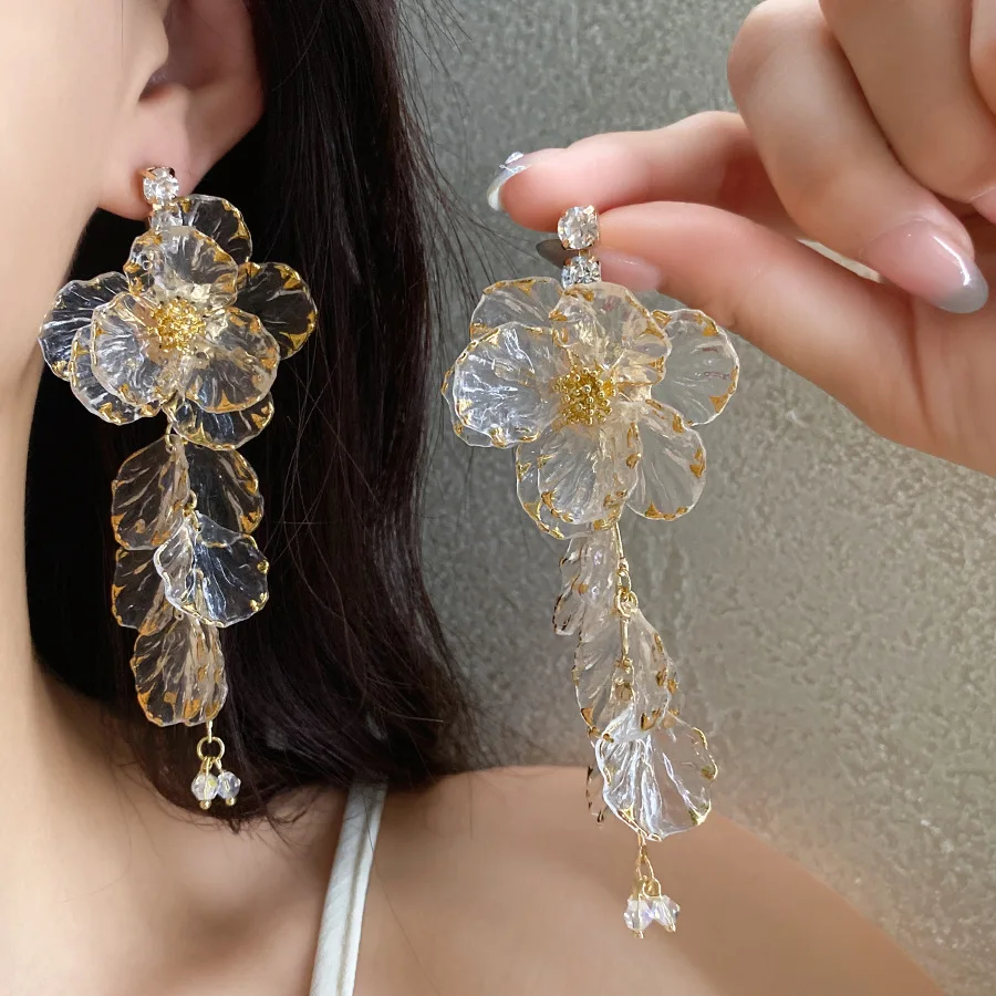 Elegante transparente Acryl-Tropfenohrringe mit Blütenblättern für Frauen, ästhetische Strasssteine, hängende Dekoration, Braut- und Hochzeitsschmuck, D