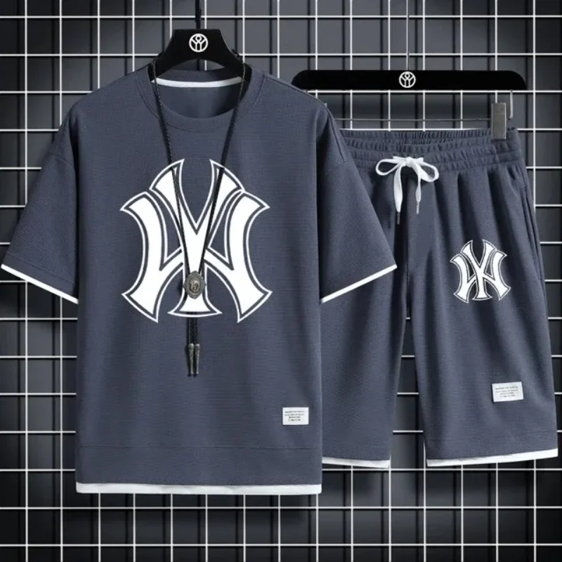 

Casual men's sportswear - a two-piece set of short-sleeved T-shirts and shorts is comfortable to wear and has a loose fit.