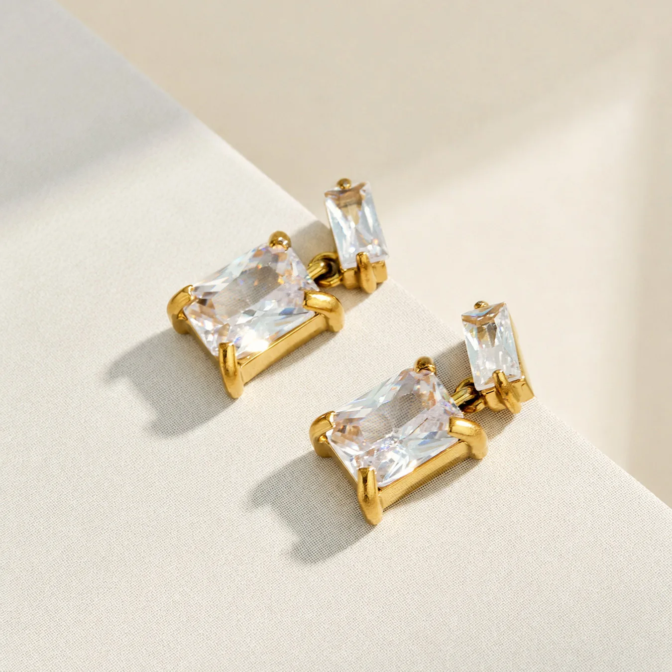 Glänzende farbige Glasohrringe, Doppelstein-Tropfenohrringe, Edelstahl-Hängeohrringe, 18K vergoldete Anhängerohrringe für Frauen – Detail 11