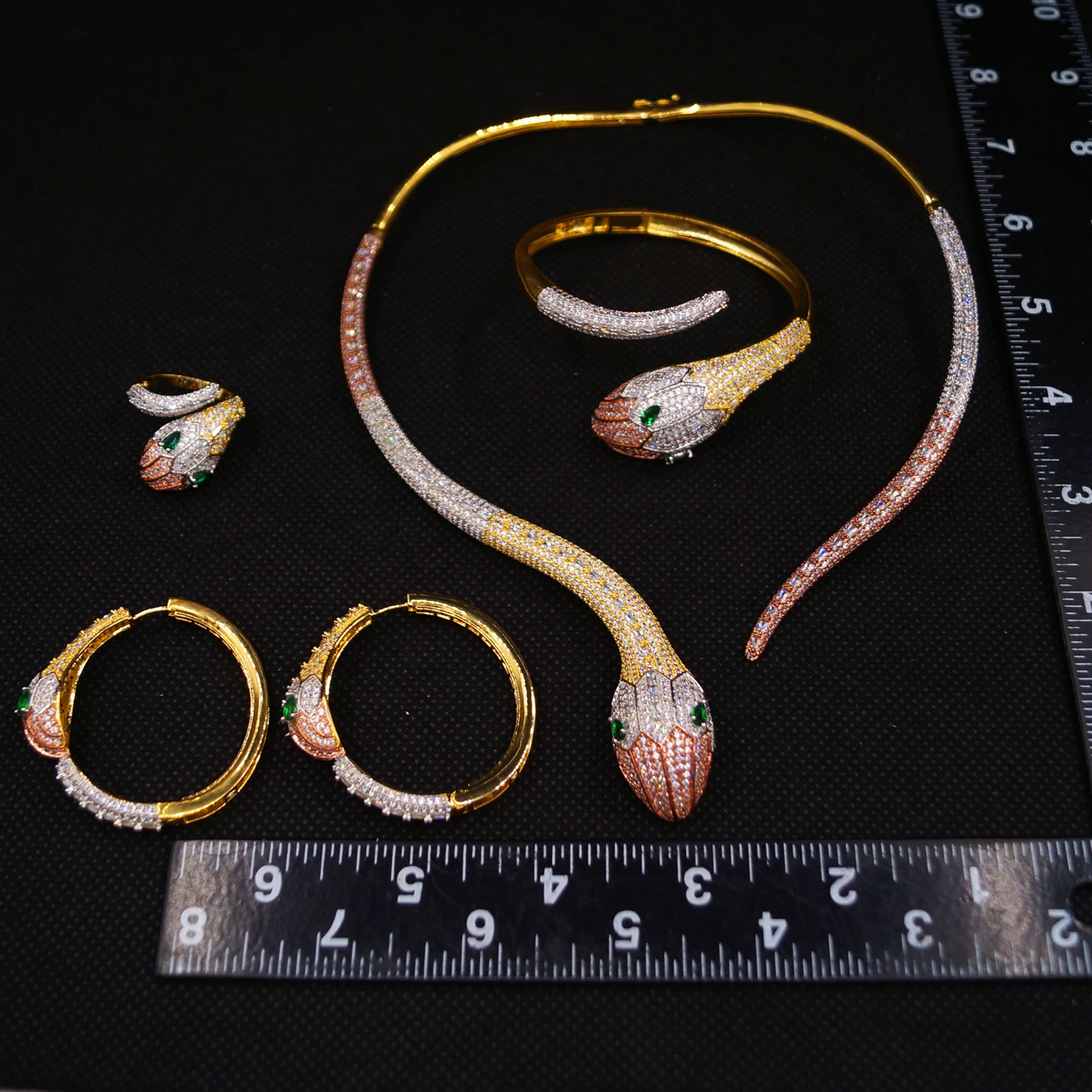 Yulaili's new exclusive design jewelry four-piece set of bright and vivid spirit snake shaped noble wedding jewelry in Dubai, US