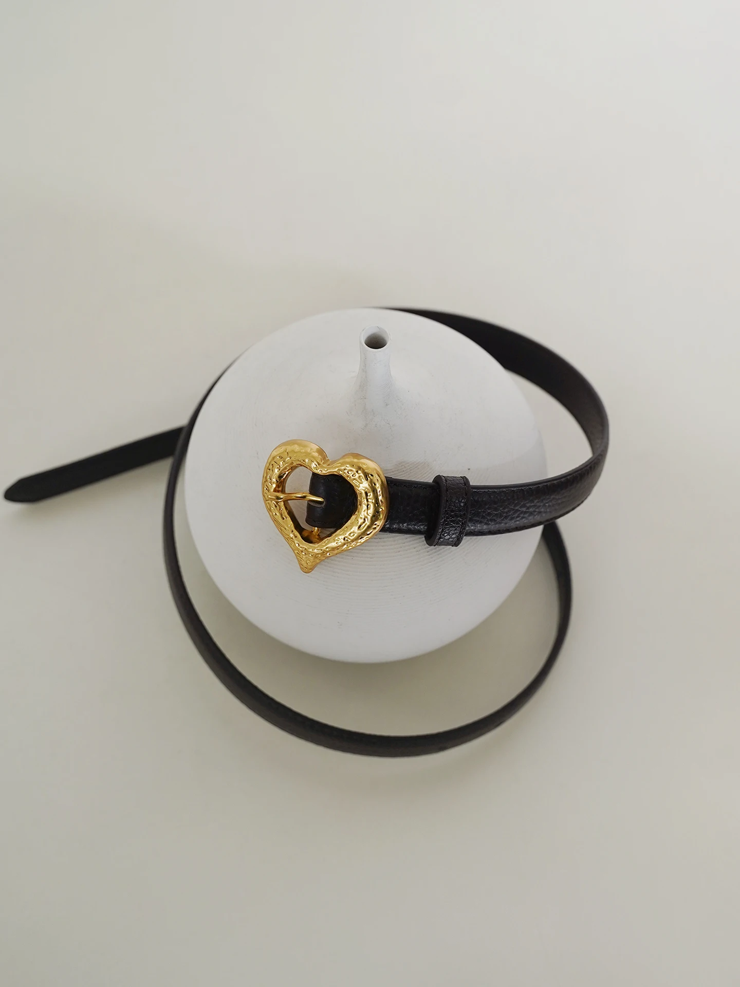 女性用装飾ハート型トップレイヤー牛革ベルトユニークなデザインファッションアクセサリーメタルバックル留め具