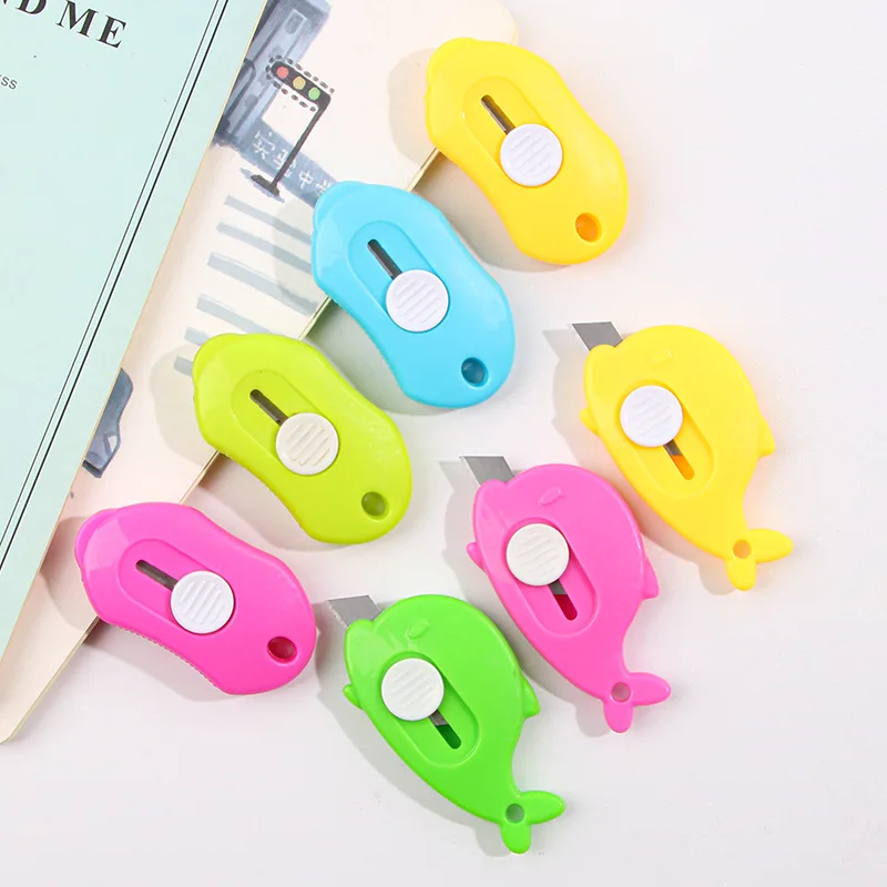 Mini cuchillo de utilidad con forma de dibujos animados para niños, cuchillo de bolsillo portátil para manualidades, cortador de papel, caja de papel Express, abridor de sobres, 1 ud.