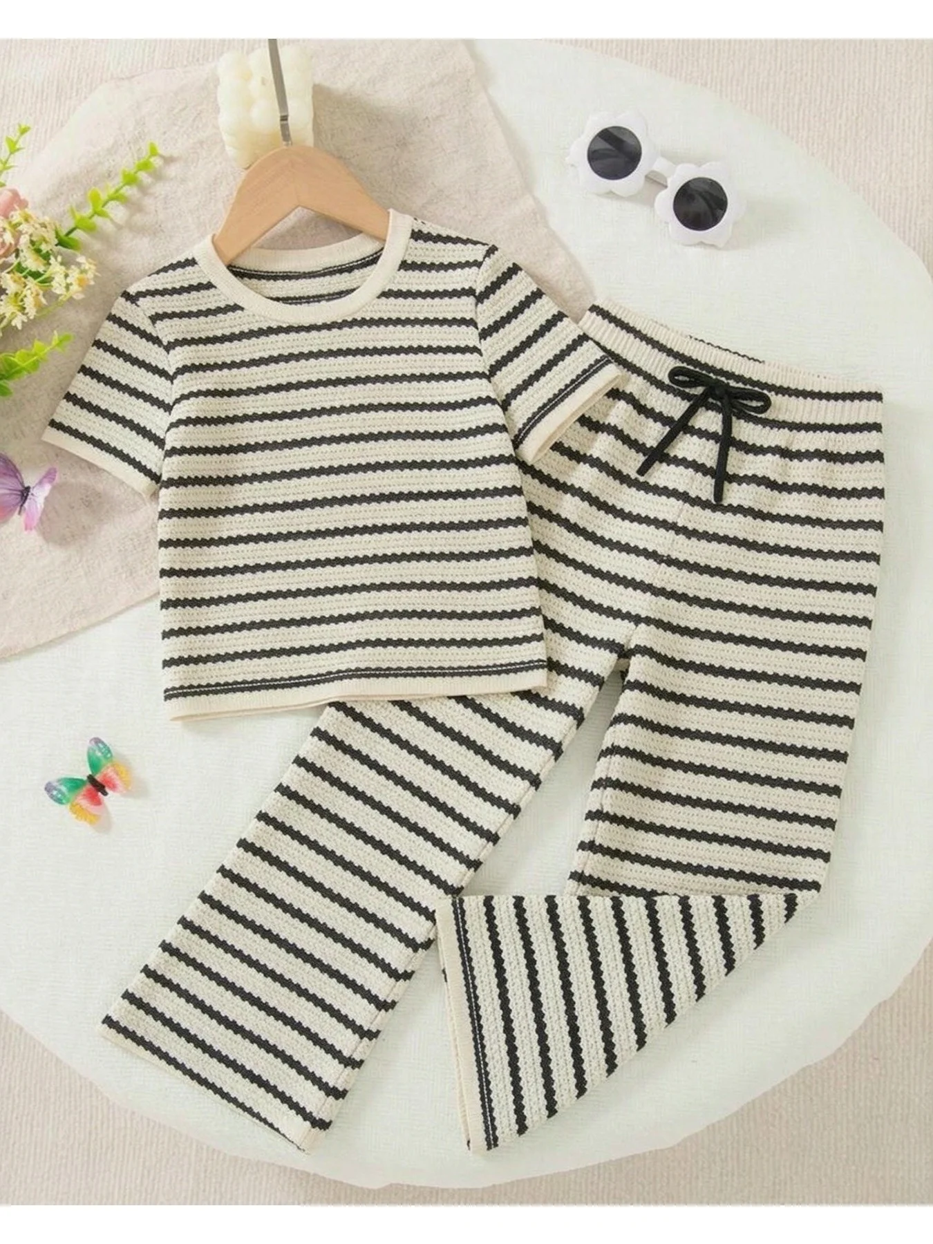 Kinder-Streifenkleidungsset Lässig Elegantes Rundhals-Kurzarm-T-Shirt mit Hose mit Elastischem Taillenriemen – Detail 8