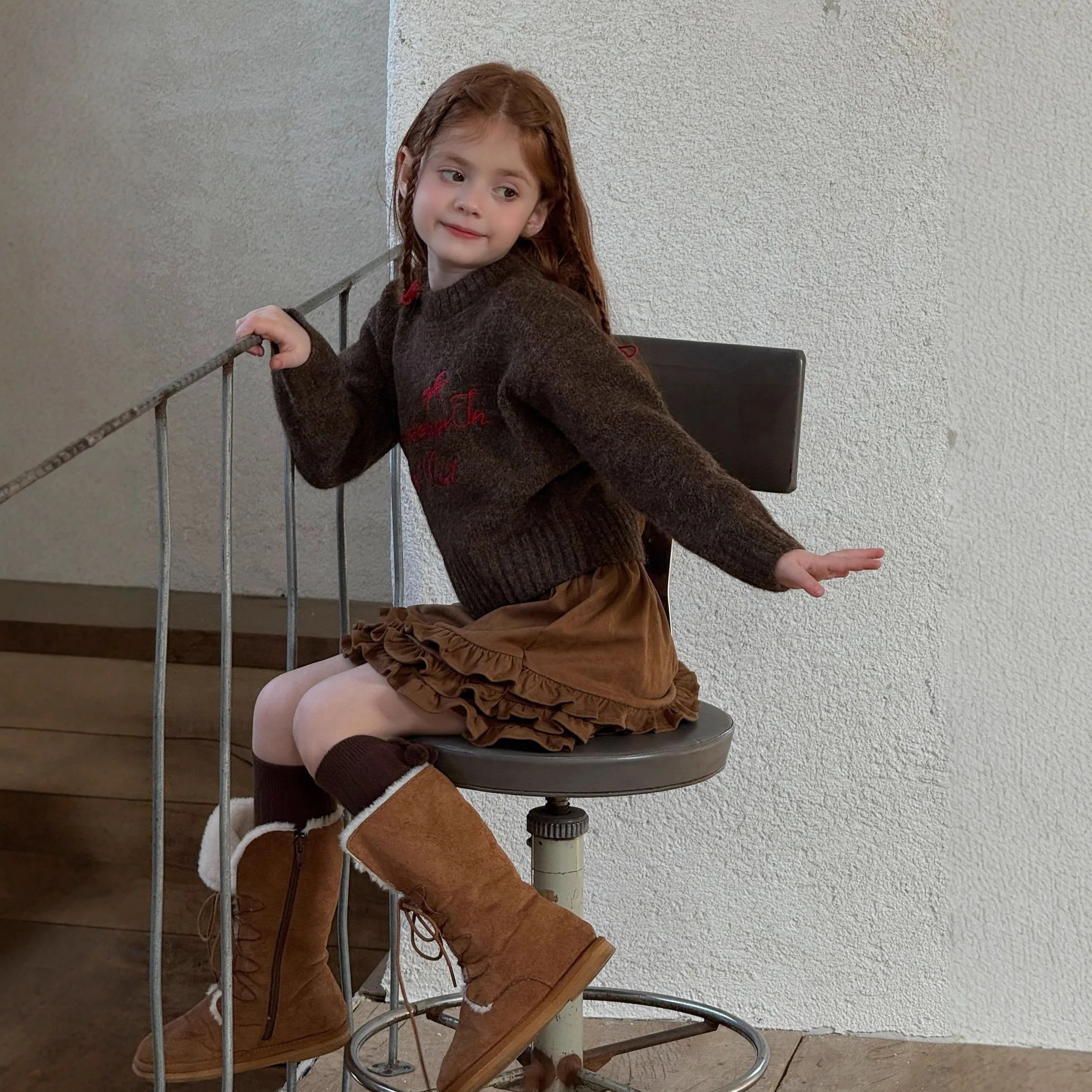 2025 شتاء جديد الأطفال رسالة مطرزة الجولة الرقبة سميكة معطف بقلنسوة الفتيات الكورية محبوك بلوزة سميكة