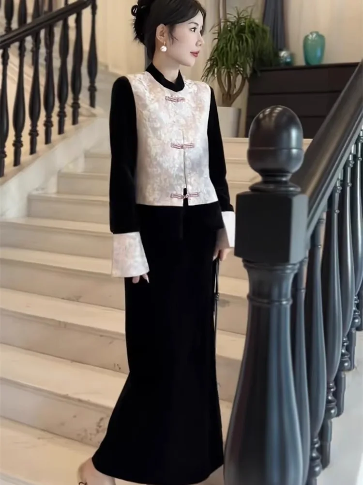 

Модный высококачественный комплект из трех предметов, жилет в национальном стиле + бархатный пуловер + прямая полуюбка, новый элегантный костюм ранней осени 2023 года