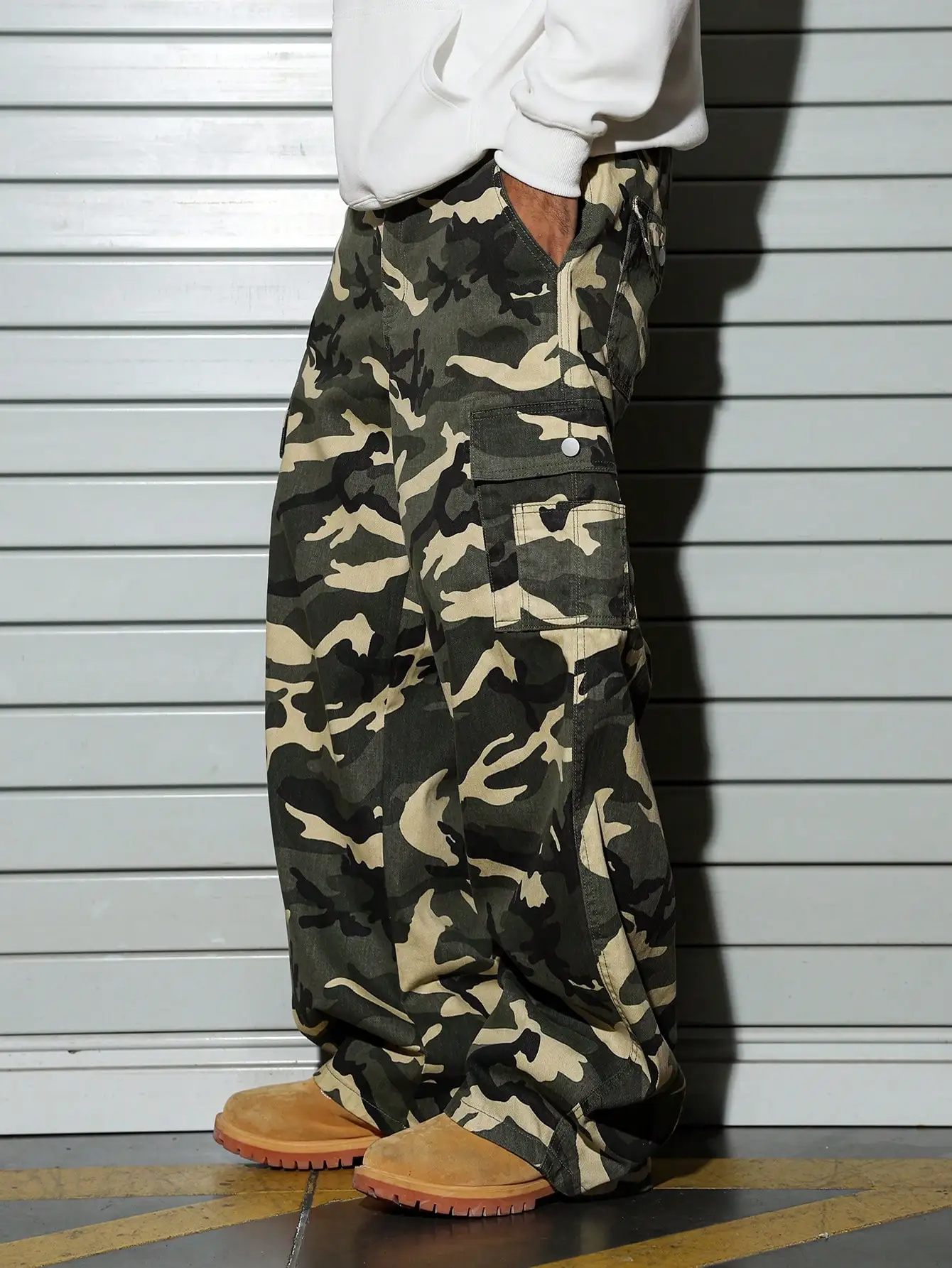 Men's Classic Woodland Camo Wide-Leg Cargo Pants with Multiple Flap Pockets, Y2K Hip-Hop Street Style Camouflage Denim Trousers