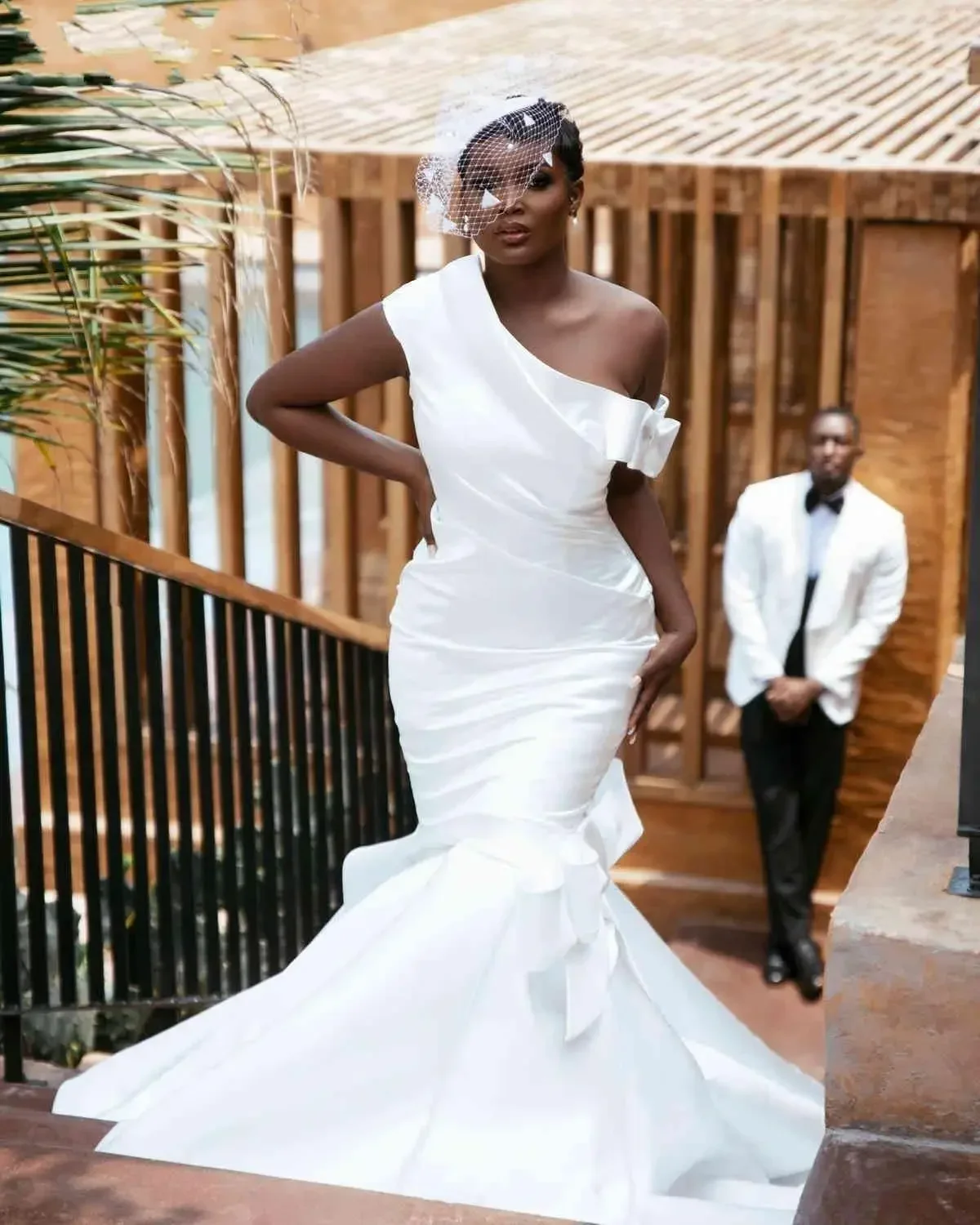 カスタマイズされたオフショルダーマーメイドウェディングドレスプラスサイズシャーリングボウスイープトレインサテンブライダルドレスデザイナー