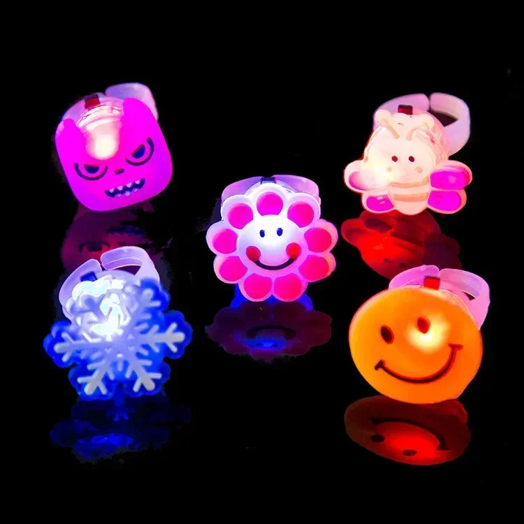 [Grappig] 30 stks/partij Party Knipperende LED Light Up Ring Speelgoed cartoon lichtgevende KT/Sneeuw/Duivel/Hond Ringen meisje avond van versiering gift