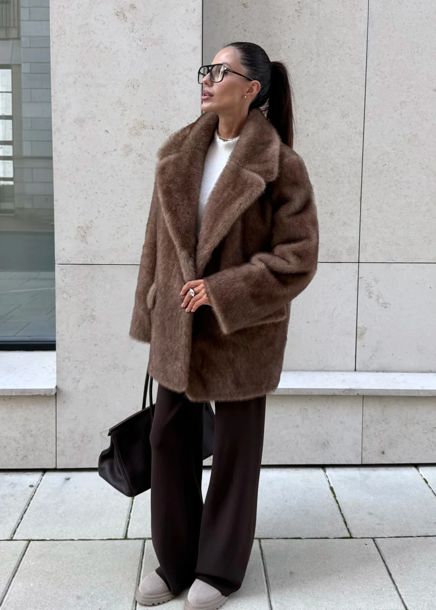 DFDG 2026 Women Notched Lapel Faux Fur Short Coat Relaxed Plush Fluffy Jacket Pockets Design Warm Outerwear Winter Casual Fur