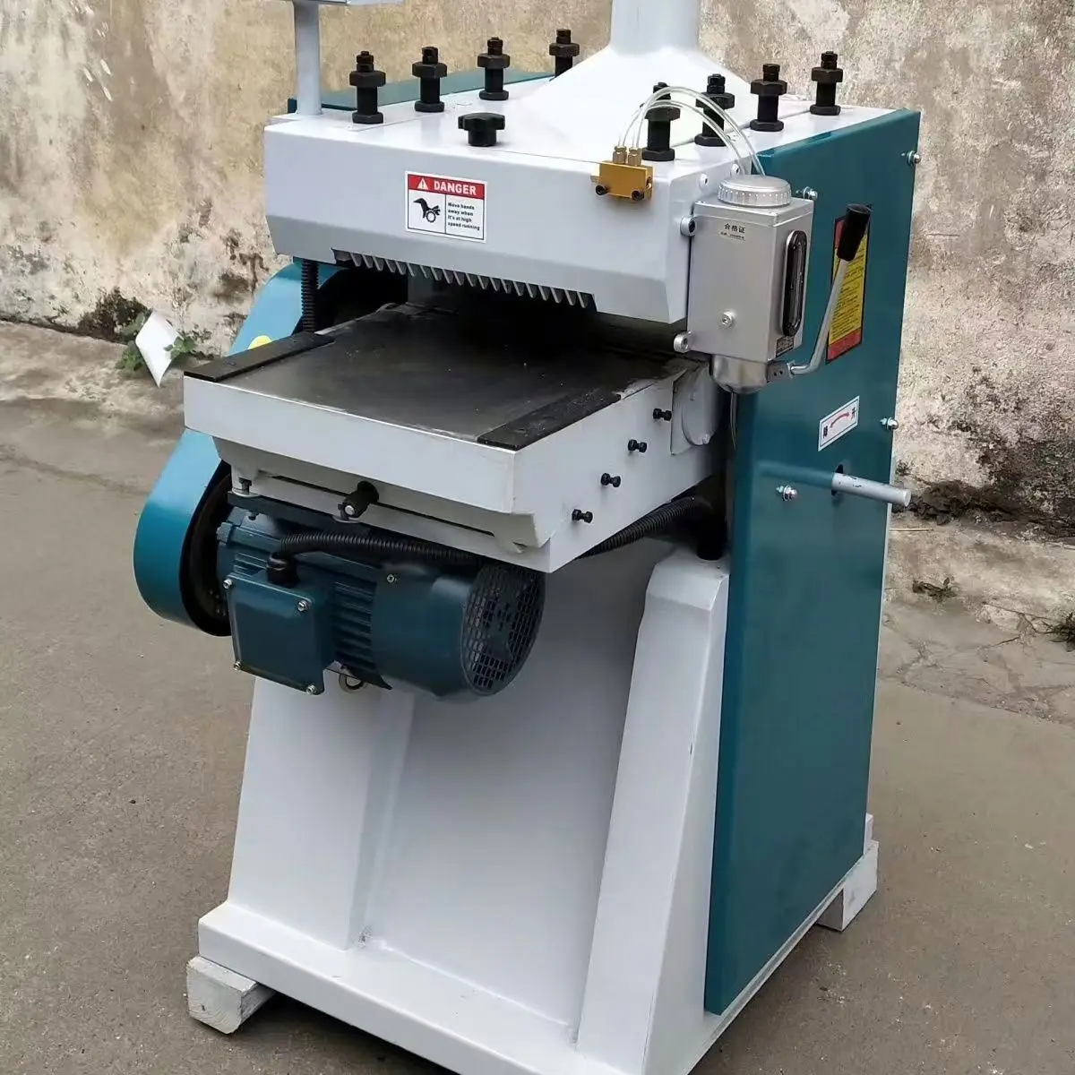 

Высокоскоростной электрический двухсторонний рейсмусно-фуговальный станок для обработки древесины