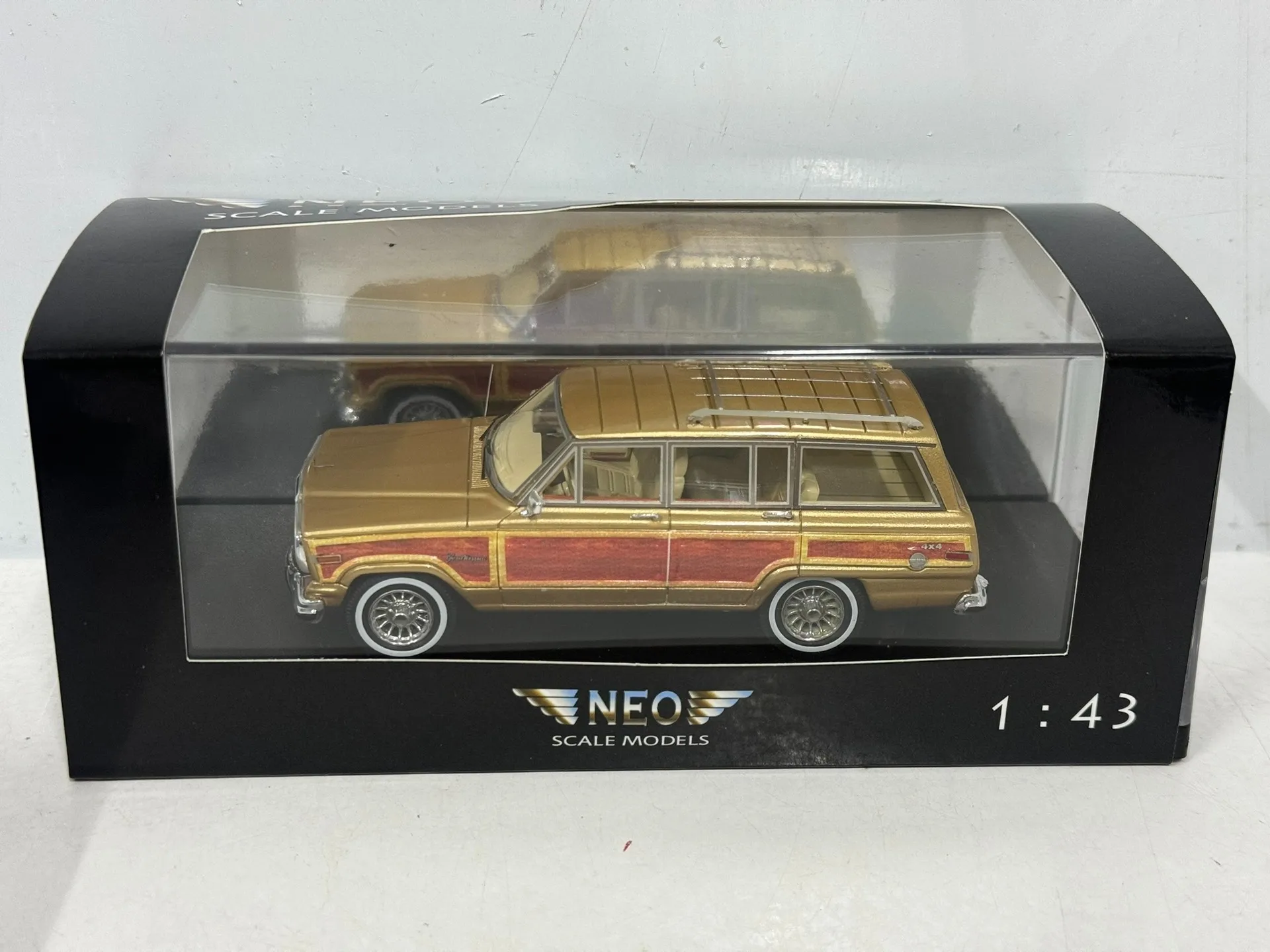 

Литой под давлением NEO масштаб 1/33, модель туристического автомобиля Jeep, Коллекционная игрушка, подарок, сувенир, украшение для дисплея