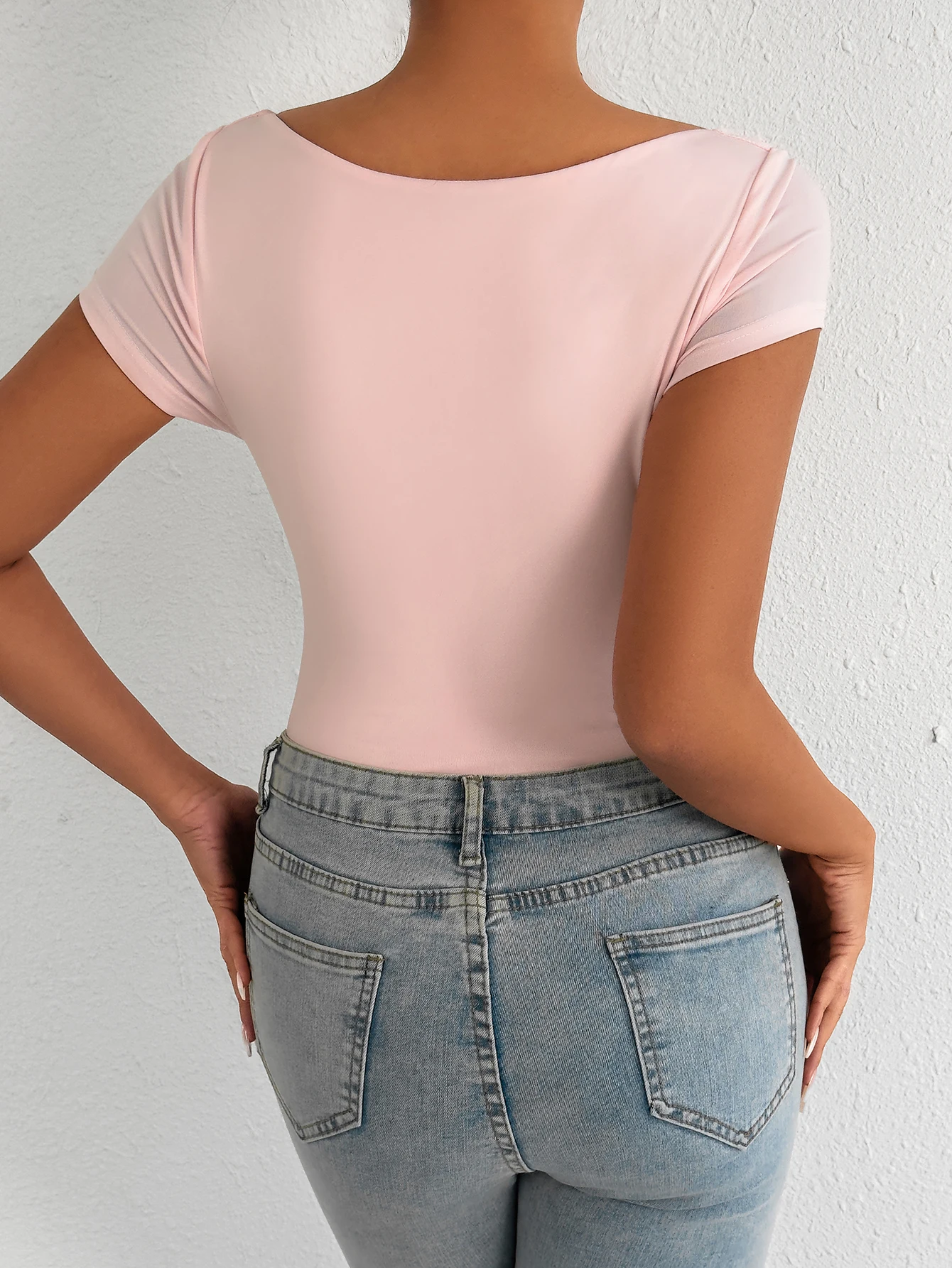 Pantaloncini da tuta attillati con scollo a V da donna sexy ed eleganti Nightclub Party Style 2025 Top a pieghe con collo basso rosa chiaro di nuova moda