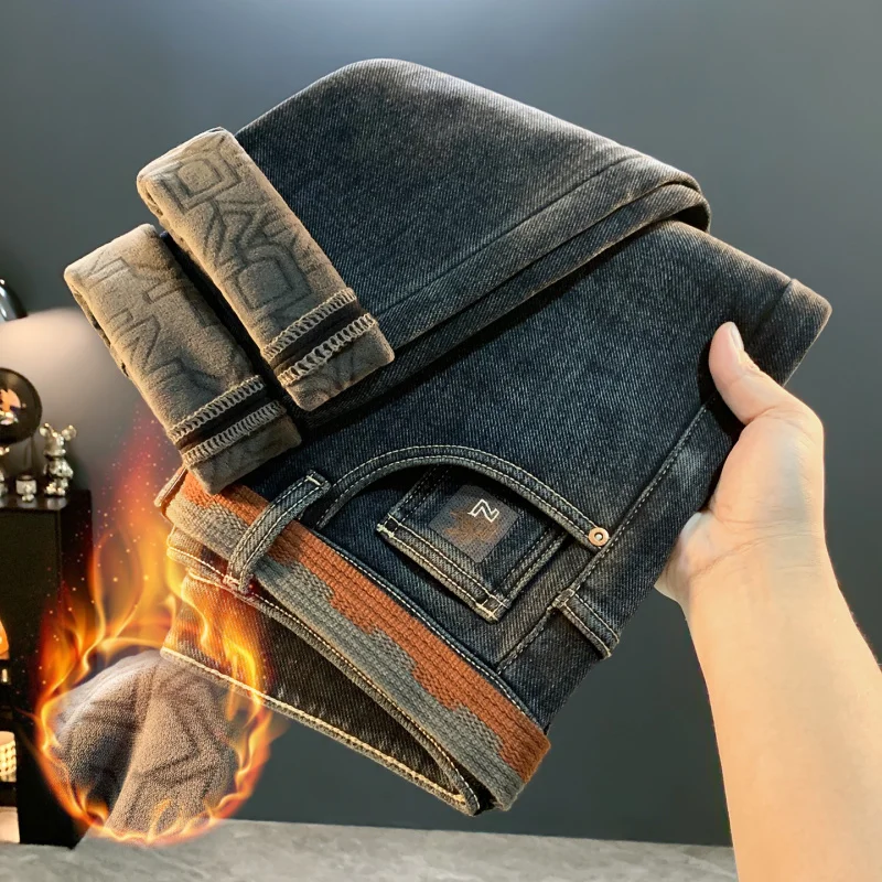 Modne jeansy męskie z nadrukiem na zimę 2025, odporne na zimno, z grubym polarem, odzież męska, elastyczne spodnie slim fit.