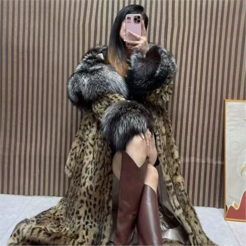 

Длинное пальто со смесью меха и стильной утолщенной теплой хлопчатобумажной подкладкой.