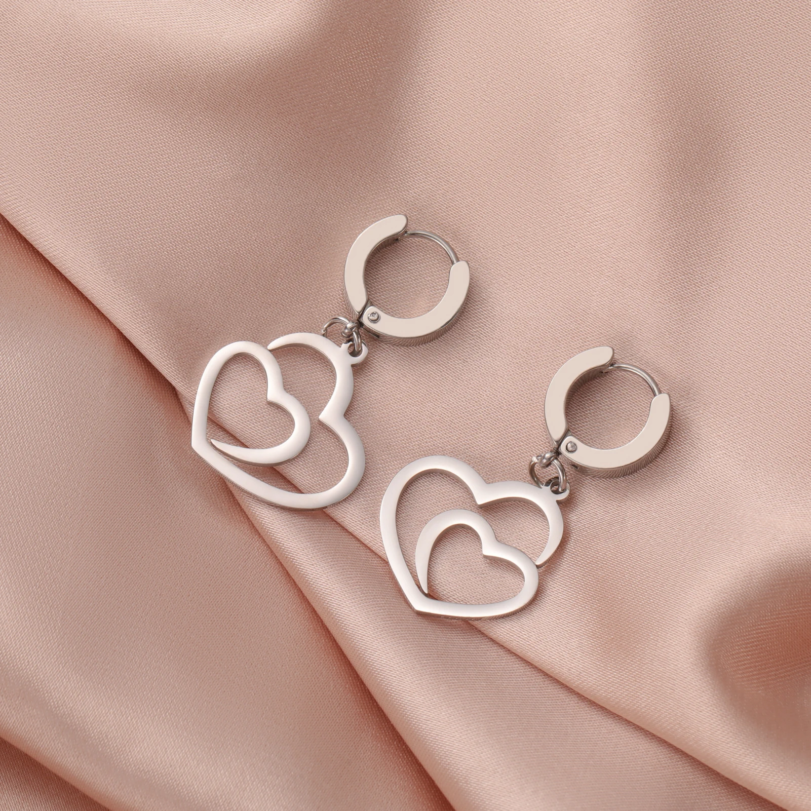 COOLTIME Doppelte Liebesherz-Tropfenohrringe für Damen aus Edelstahl ﻿ Goldfarbene modische Hochzeitsohrringe, Schmuck, hübsches Geschenk – Detail 8
